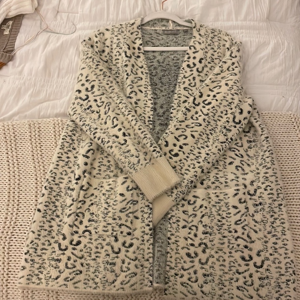 Evolution cardigan, cheetah. Never worn. No tags. Perfect condition! Size XL